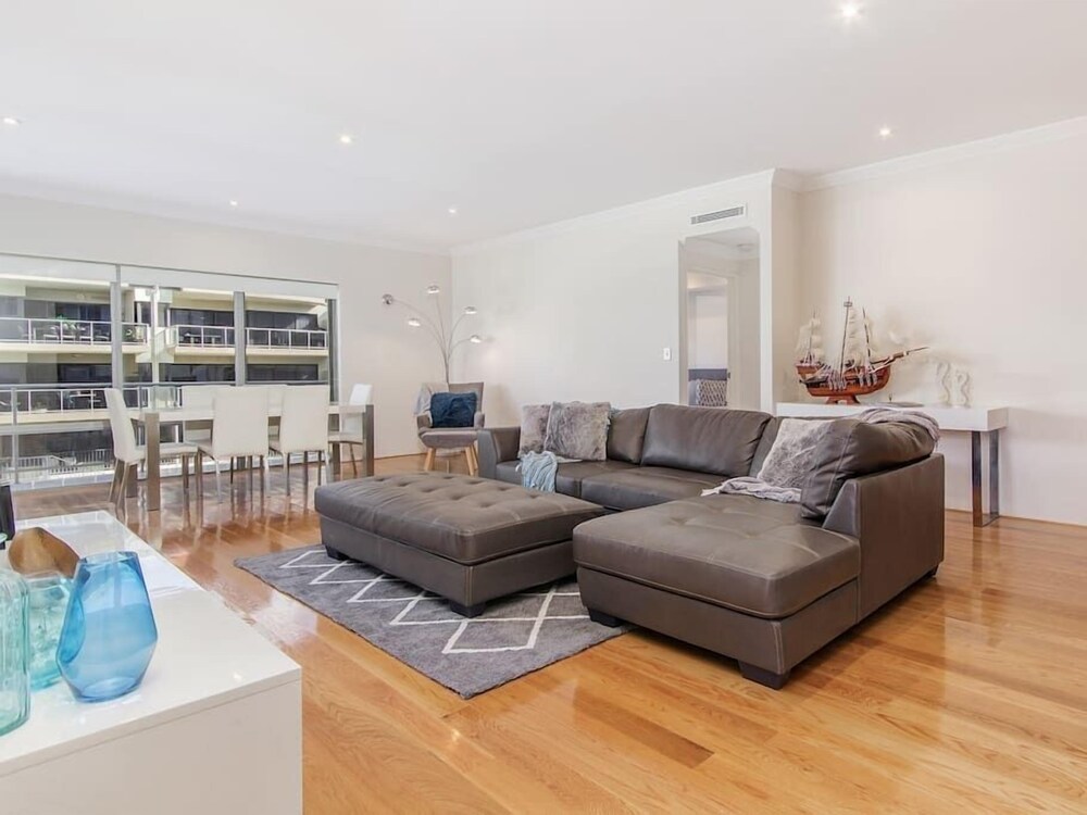 Luxurious Mandurah Marina Apartment