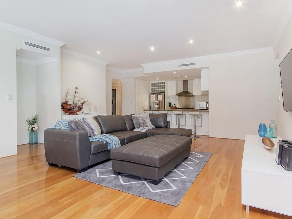 Luxurious Mandurah Marina Apartment