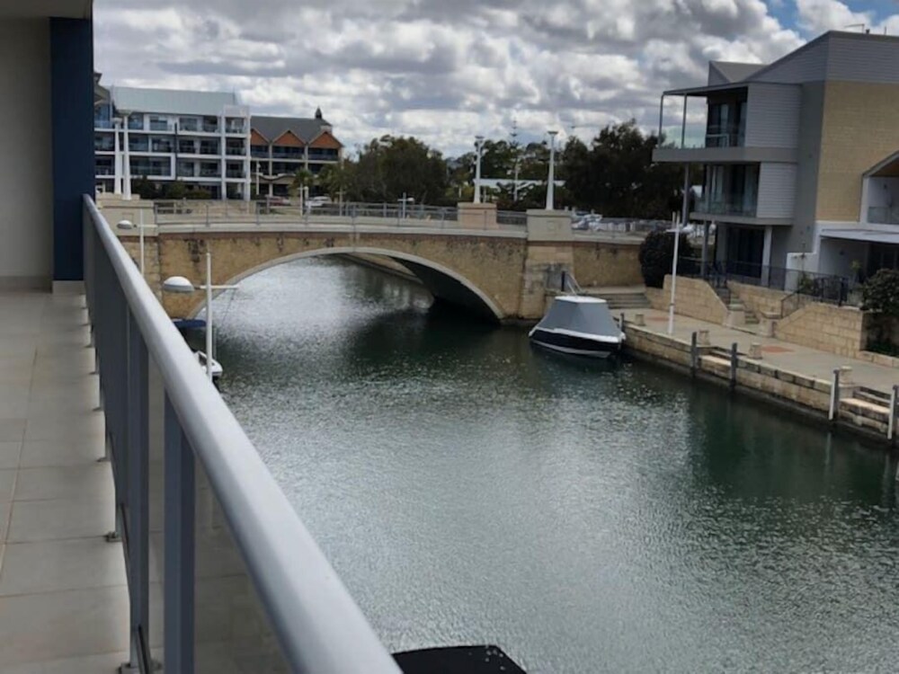 Luxurious Mandurah Marina Apartment