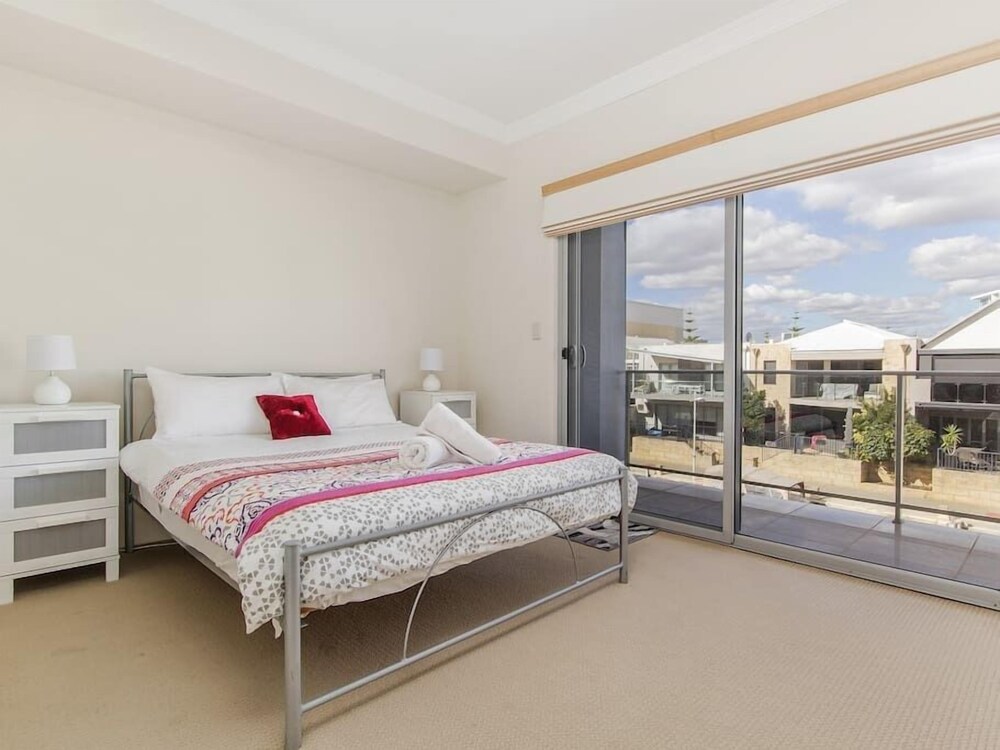 Luxurious Mandurah Marina Apartment
