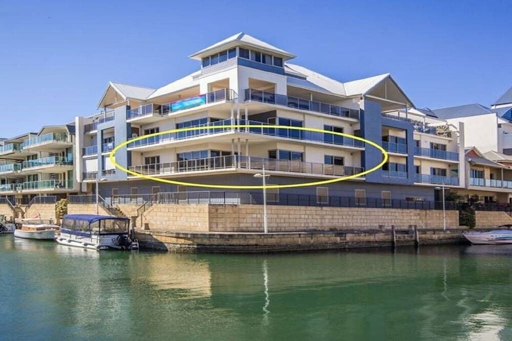 Luxurious Mandurah Marina Apartment