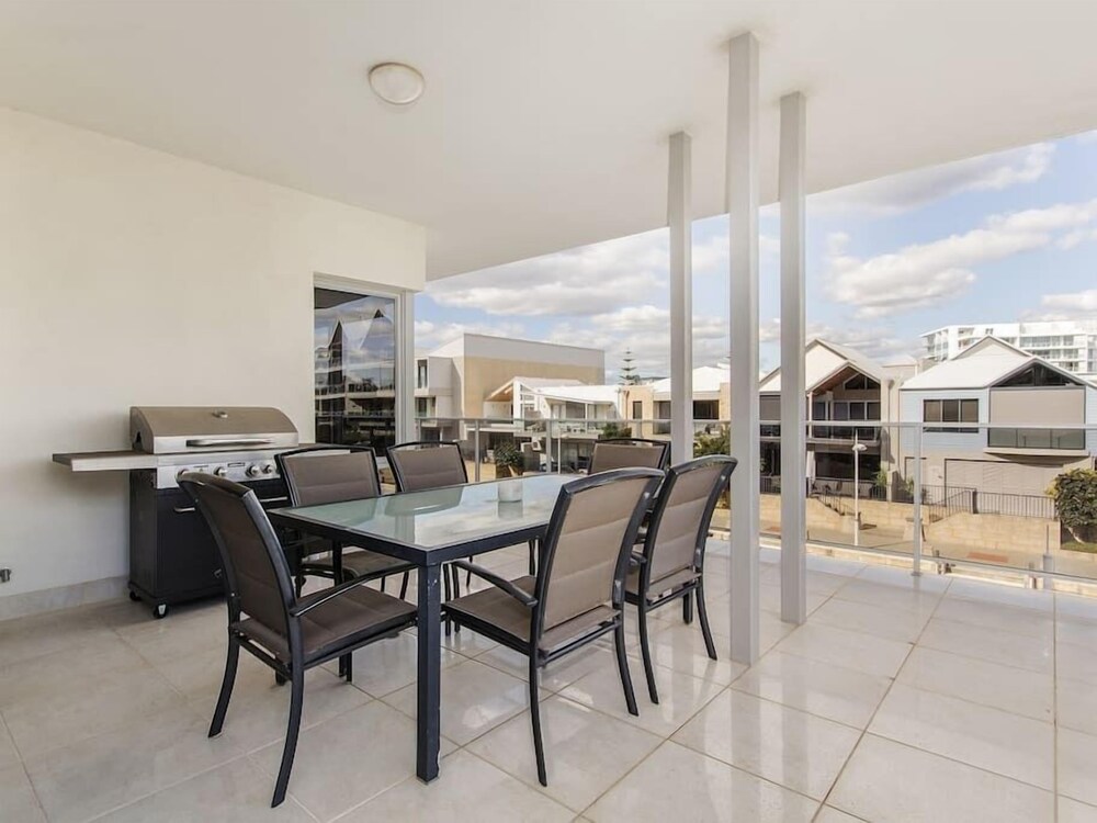 Luxurious Mandurah Marina Apartment