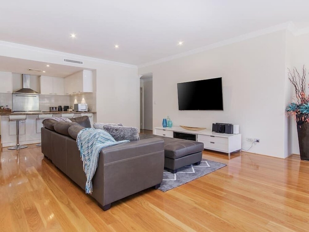 Luxurious Mandurah Marina Apartment