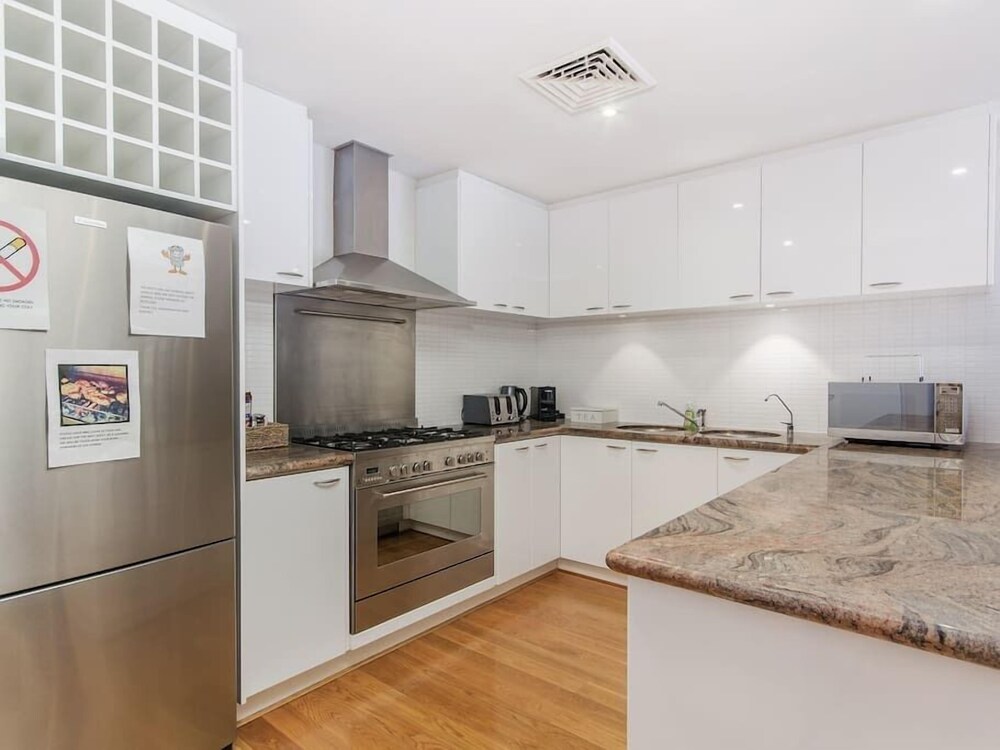 Luxurious Mandurah Marina Apartment