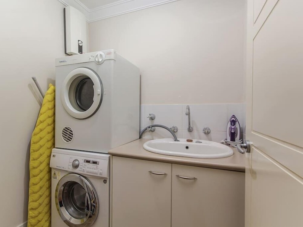 Luxurious Mandurah Marina Apartment