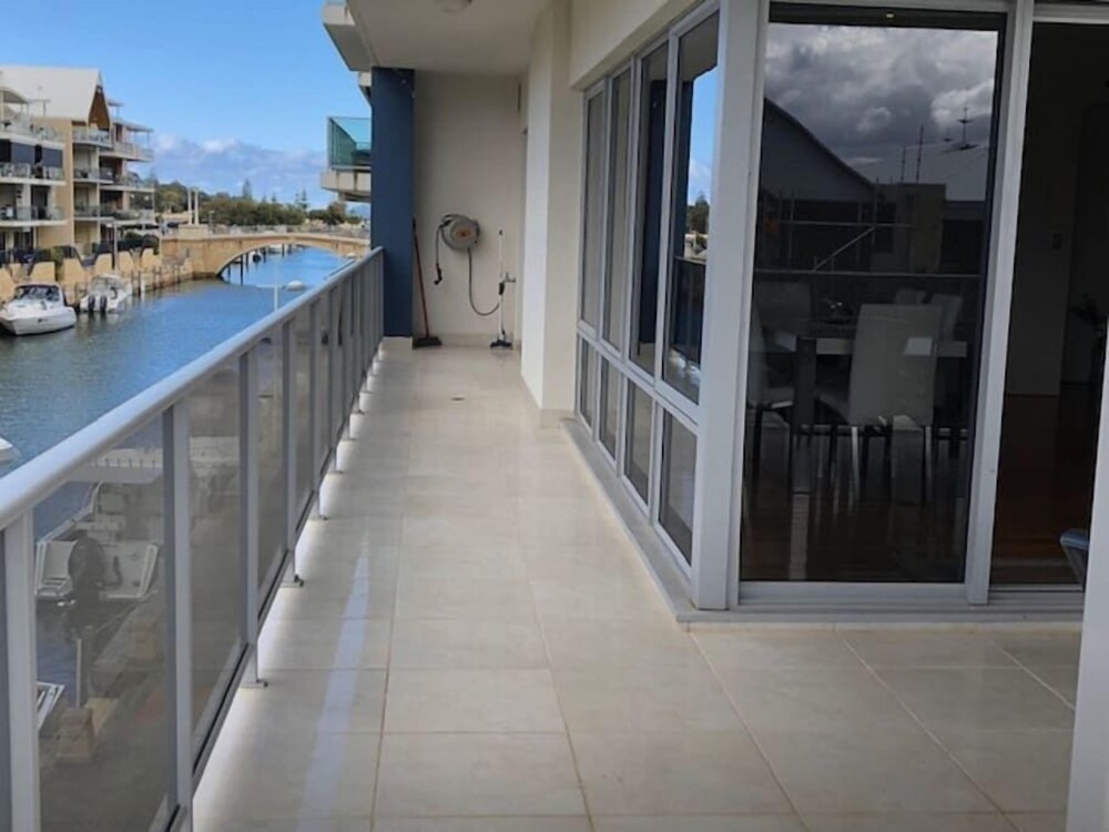 Luxurious Mandurah Marina Apartment