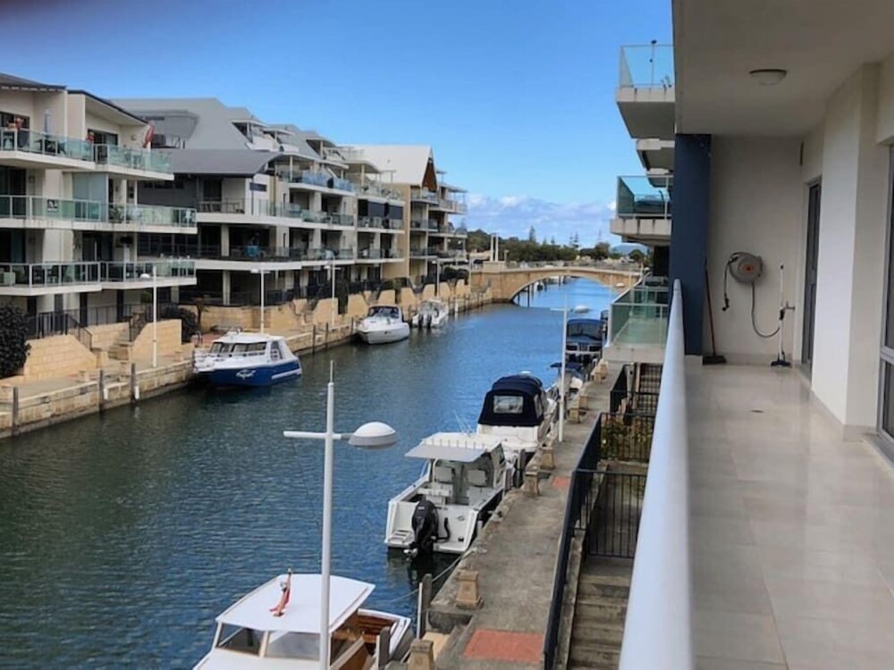 Luxurious Mandurah Marina Apartment