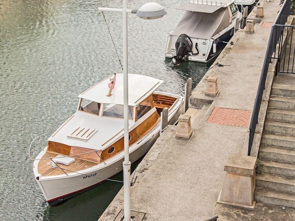 Luxurious Mandurah Marina Apartment
