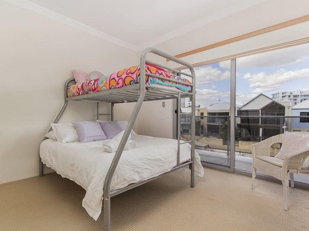 Luxurious Mandurah Marina Apartment