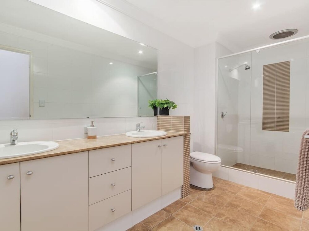 Luxurious Mandurah Marina Apartment