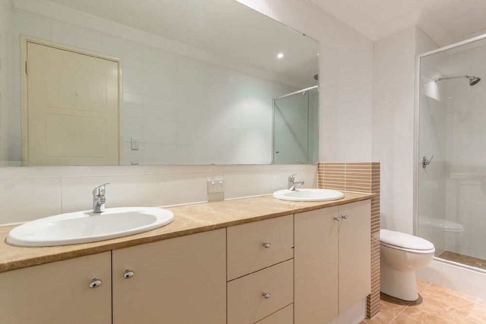 Luxurious Mandurah Marina Apartment