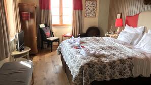 Hypo-allergenic bedding, in-room safe, free WiFi, linens