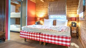Hypo-allergenic bedding, in-room safe, free WiFi, linens