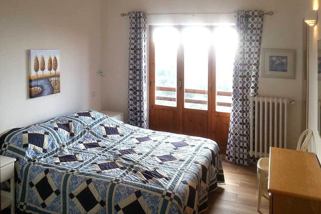 Taglia Alti, secluded 4 bedroom villa with private pool near village restaurants in Paciano in Paciano, Italy