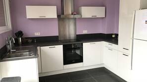 Full-sized fridge, microwave, hob, dishwasher