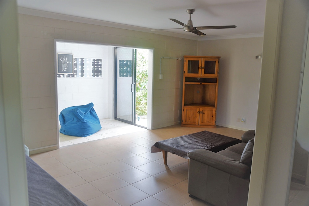 A peaceful Hacienda with lush gardens situated in a quiet steet Pet