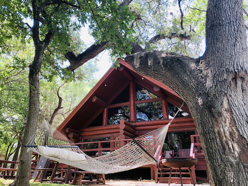 1 Bed 1 Bath Log Cabin With Excellent Waterfront Views And Resort