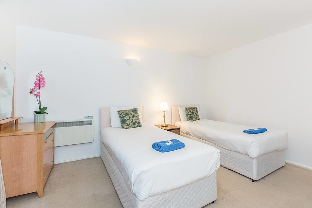 Point West Building Bright 2 Bedroom Apartment On