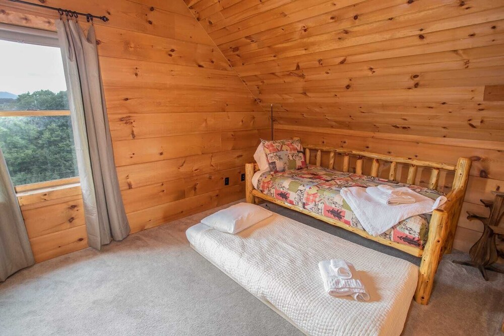 4BR Lodge in Boone, Mountain Views, Hot Tub, Pet Friendly, Game Tables