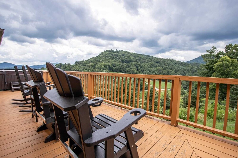 4BR Lodge in Boone, Mountain Views, Hot Tub, Pet Friendly, Game Tables