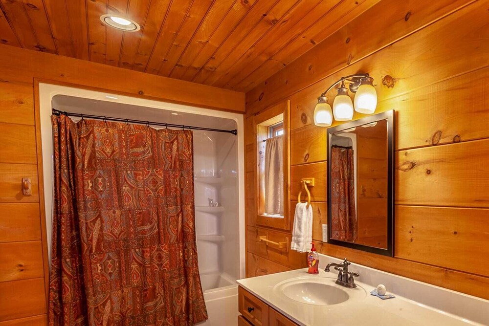 4BR Lodge in Boone, Mountain Views, Hot Tub, Pet Friendly, Game Tables