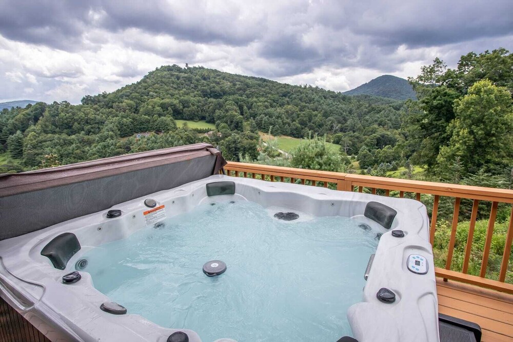 4BR Lodge in Boone, Mountain Views, Hot Tub, Pet Friendly, Game Tables