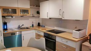 Großer Kühlschrank, Mikrowelle, Ofen, Herd