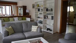 Fernseher, Bücher, Musikbibliothek, Stereoanlage