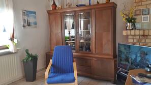 Fernseher, DVD-Player, Bücher, Videothek