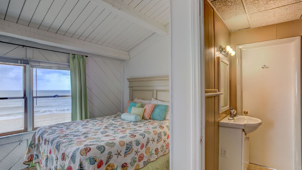 Oceanfront Cottage 3 bedroom/2 bath, Pet Friendly, Linens Included