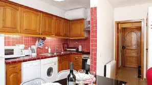 Full-sized fridge, microwave, oven, hob