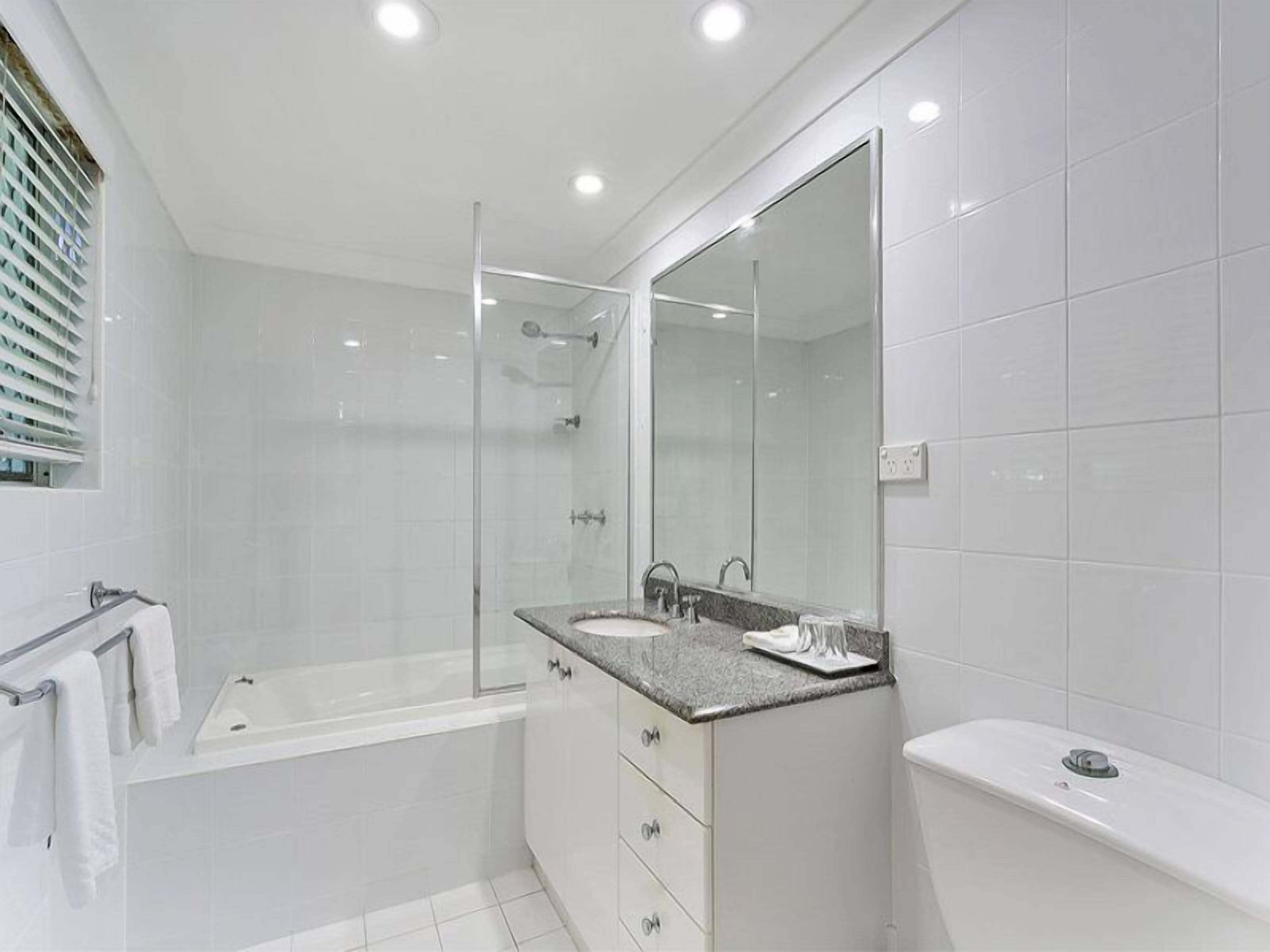 3BR Waterfront "the Beach House" - Wifi