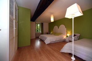 Standard Triple Room (Pistache) | Desk, blackout drapes, soundproofing, free cribs/infant beds