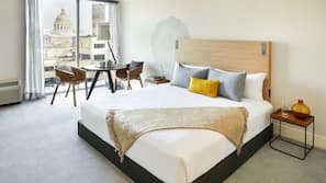 Ropa de cama de alta calidad, caja fuerte, escritorio y cortinas opacas