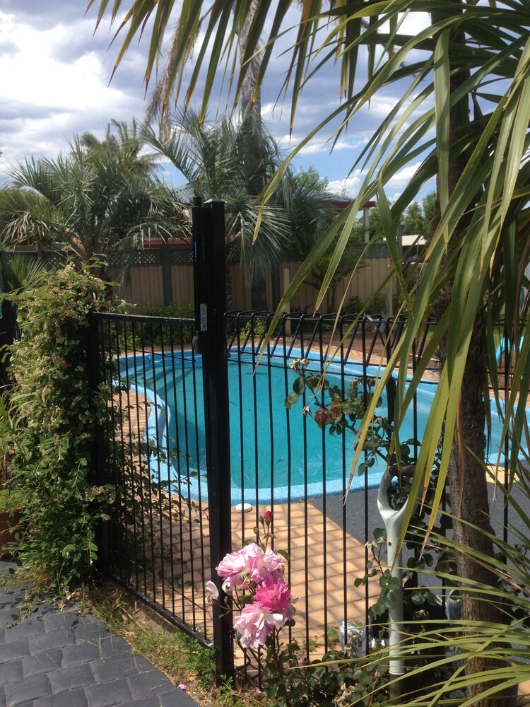 Central apartment Pet friendly Lakes Entrance Stayz