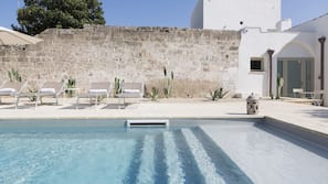 Una piscina al aire libre de temporada