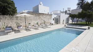 Una piscina al aire libre de temporada
