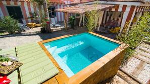 Piscina externa, funciona das 8h30 às 22h00, espreguiçadeiras