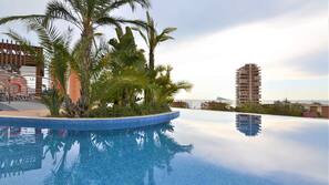 2 outdoor pools, pool loungers