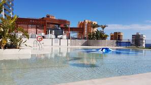 2 outdoor pools, pool loungers