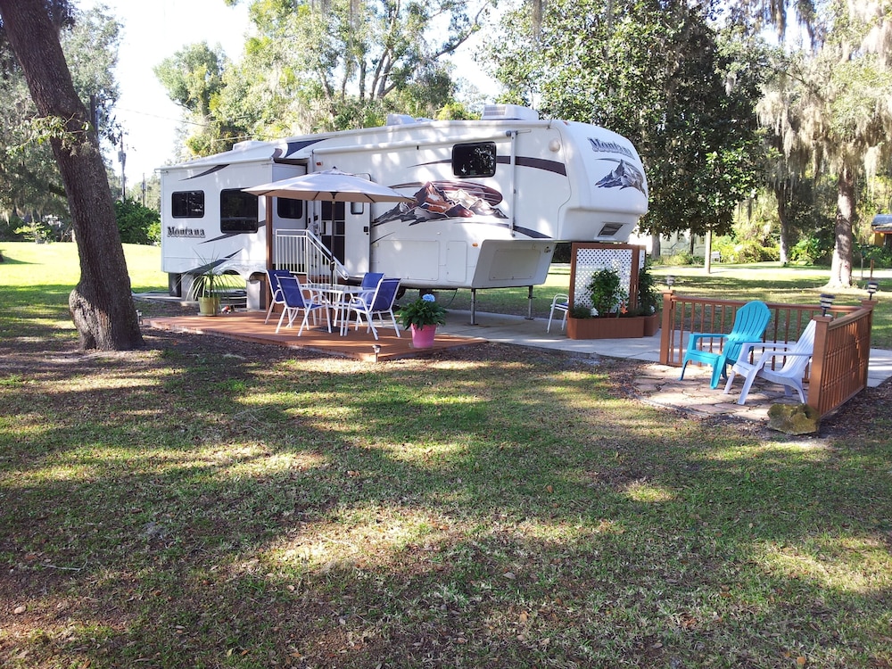 New Listing Cozy Getaway on Private lot With Miles of Water! in Crystal River, United States