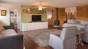 Flat-screen TV, fireplace, DVD player, books
