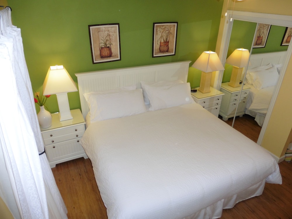 Upscale Condo on the Water with Amazing Views. Active Military Discount