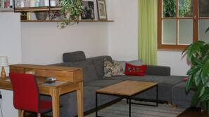 Fernseher, Kamin, DVD-Player, Kinderspielzeug