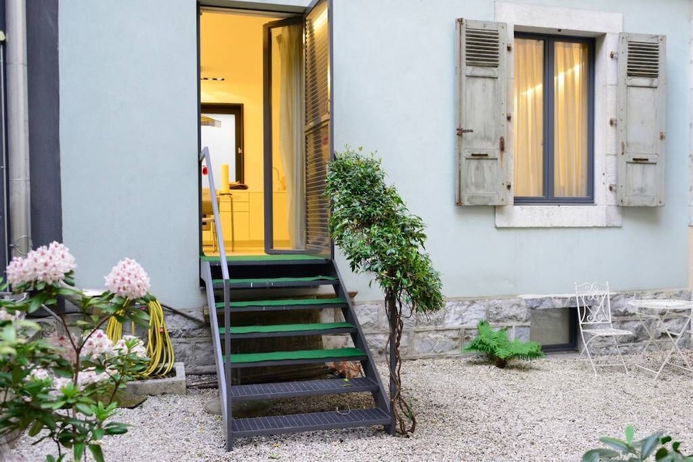 Magnifique Maison De Ville Avec Jardin Privatif In Geneva Hotel