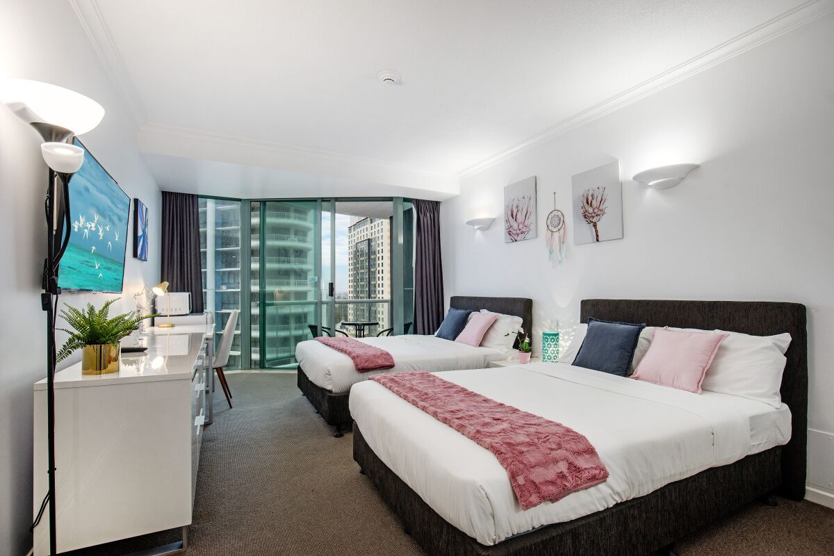 Heart of City 2 min Walk to BEACH-best VALUE, POOL