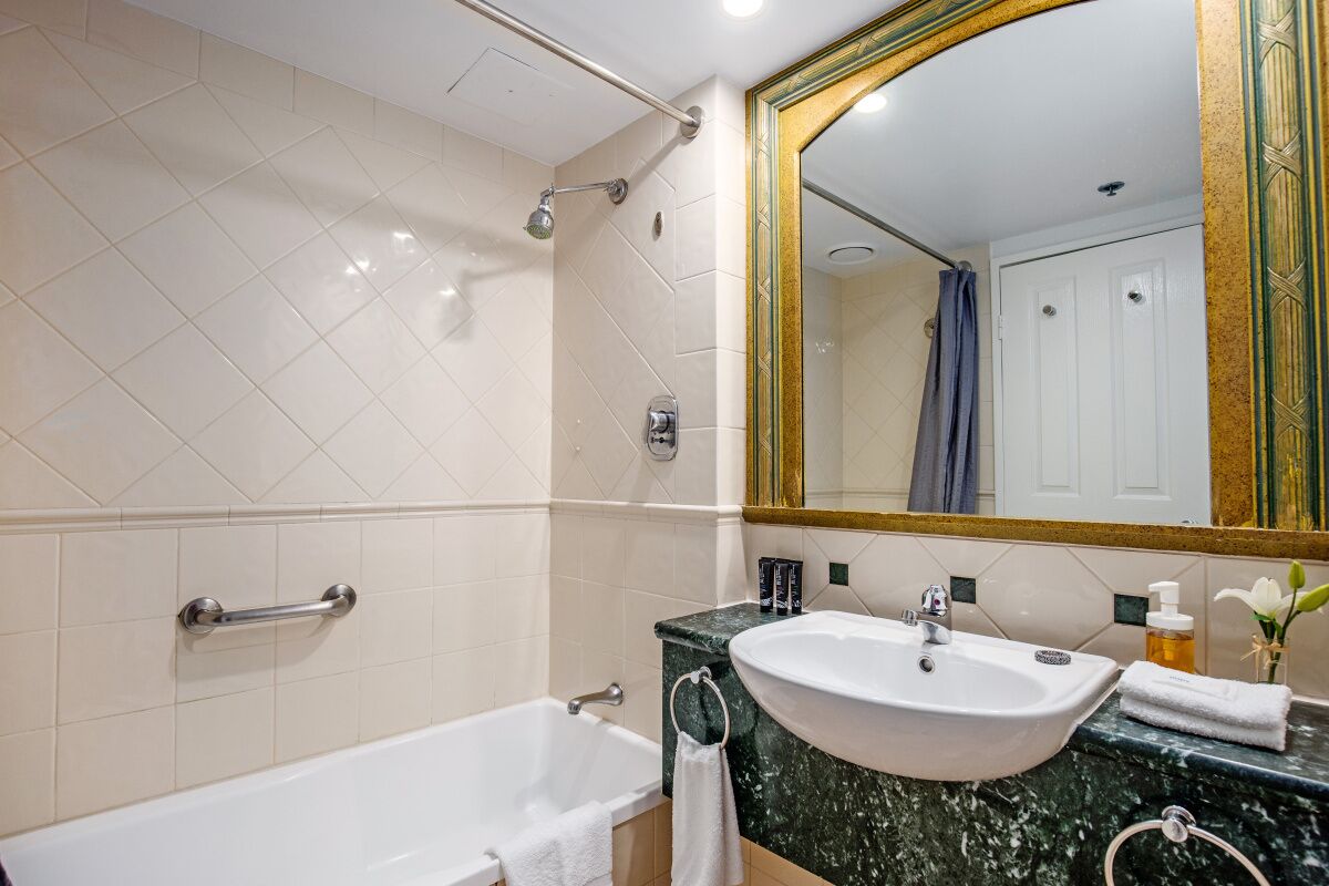 Heart of City 2 min Walk to BEACH-best VALUE, POOL