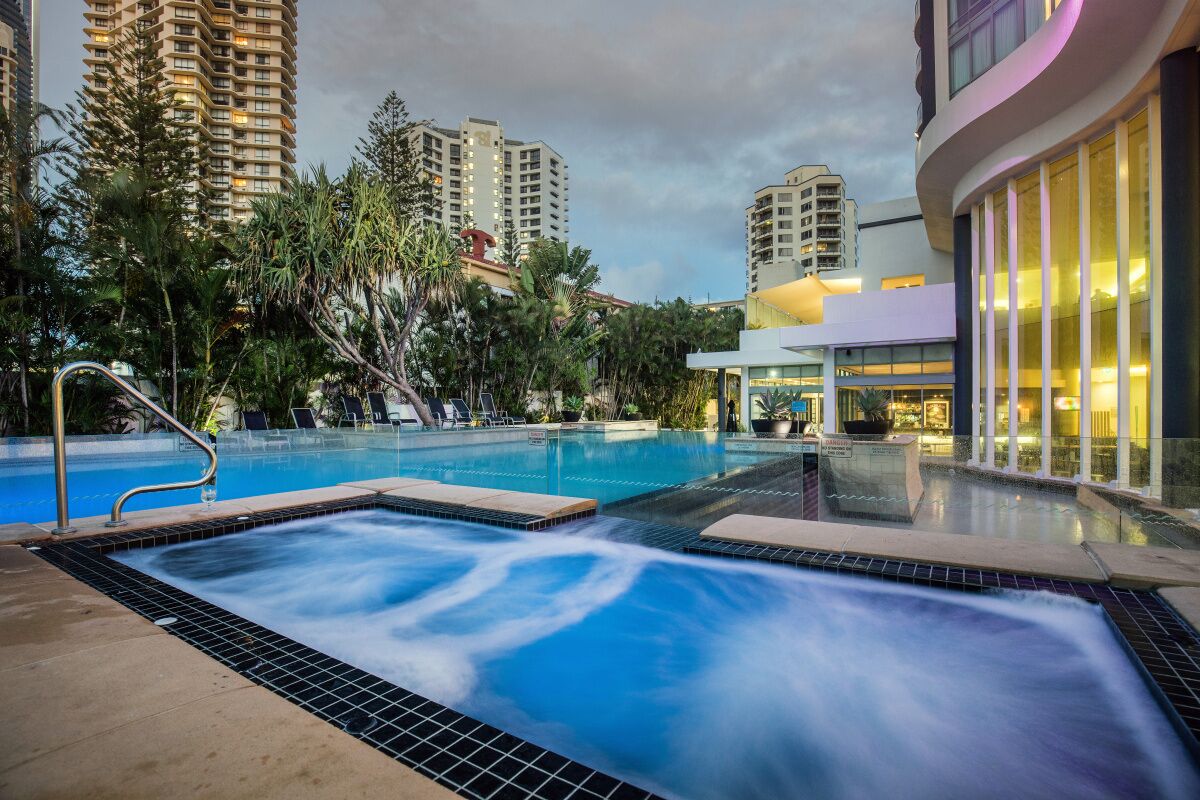 Heart of City 2 min Walk to BEACH-best VALUE, POOL