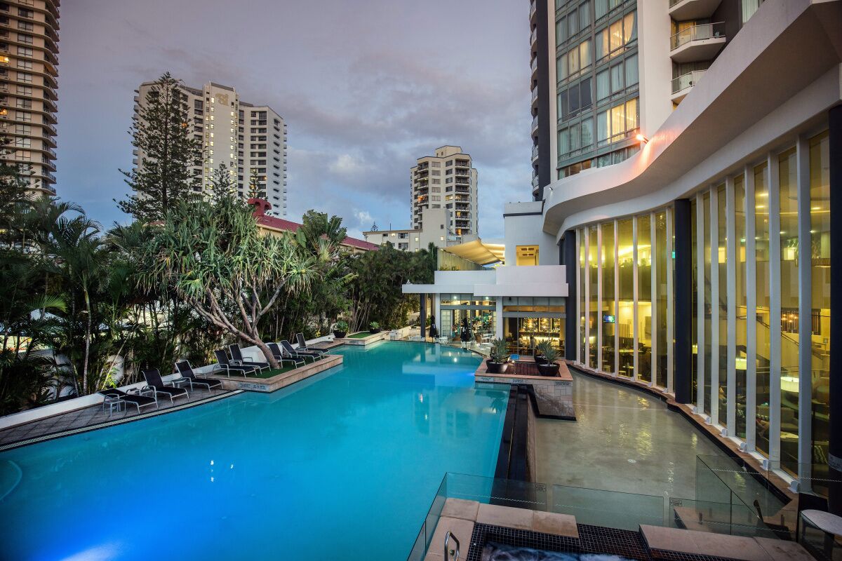 Heart of City 2 min Walk to BEACH-best VALUE, POOL