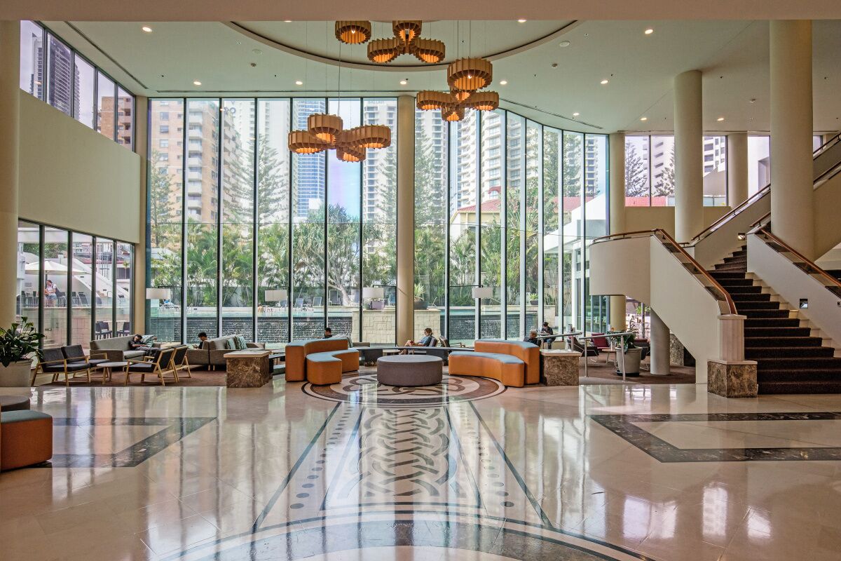 Heart of City 2 min Walk to BEACH-best VALUE, POOL